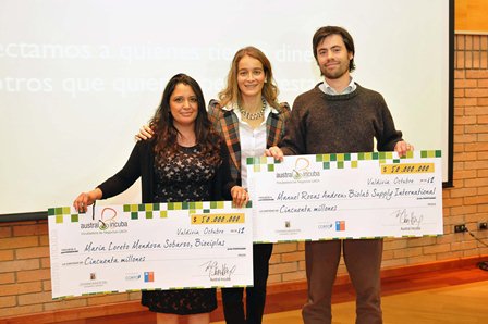 Loreto Mendoza de Bioxiplas y Manuel Rozas de Biolab Supply International reciben premio Austral Incuba Inversiones