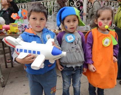 Avión juguete reciclado