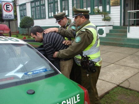Carabineros de La Unión detiene a delincuente que robó celular a ...