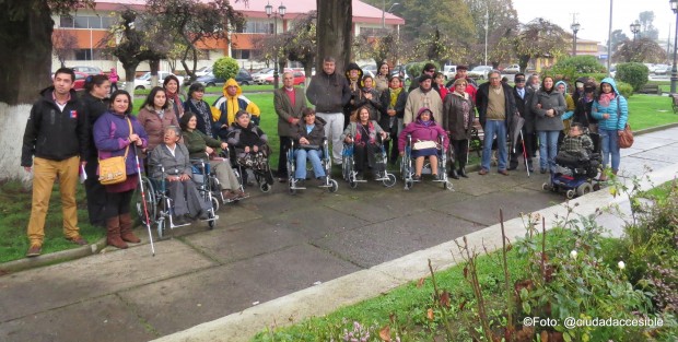 Grupo-de-participantes-en-la-plaza-de-Río-Bueno-620x313