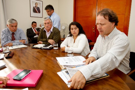 Santiago, 9 de marzo de 2015. El intendente metropolitano, Claudio Orrego, participa en la actividad Bajate del auto, subete a la bici, organizada por la revista Pedalea y Bikesantiago. Paul Plaza/Aton Chile