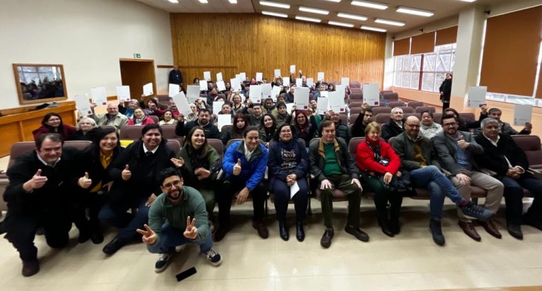 En emotiva ceremonia 78 familias de Valdivia recibieron sus Títulos de Dominio