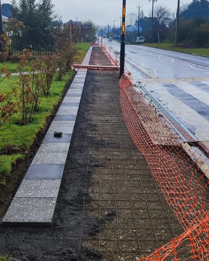 Más de mil metros de veredas de alta calidad se están reponiendo en Lago Ranco