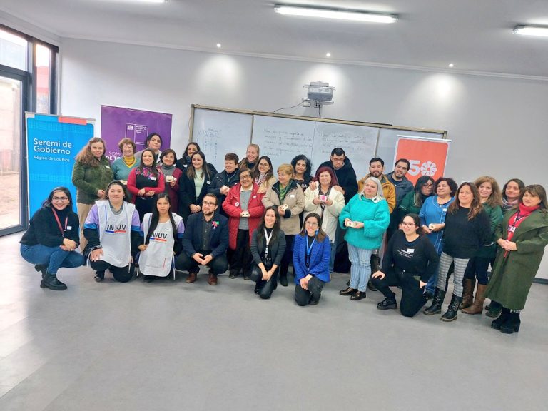 Jóvenes y mujeres dialogan sobre memoria y democracia en encuentro intergeneracional