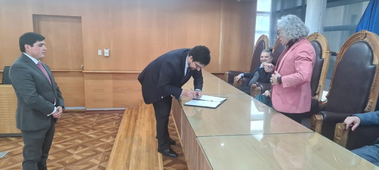 Pablo Salas presta juramento como juez del Juzgado de Letras y Garantía de La Unión