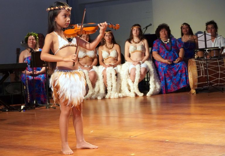 Mahani Teave presentó en Aula Magna UACh a Escuela de Música y las Artes Toki Rapa Nui