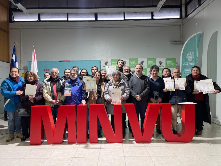 Entregan 17 certificados de Pavimentos Participativos en Valdivia