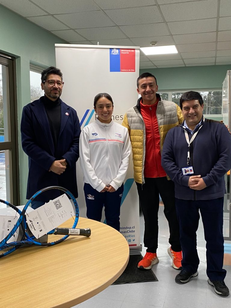 Tenista y remeros de la región recibieron implementación de Promesas Chile