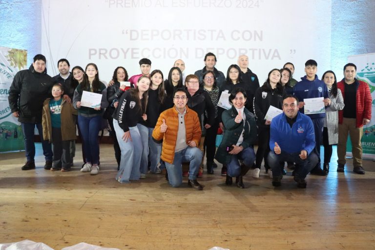 Municipio de Río Bueno entregó becas a 25 jóvenes deportistas