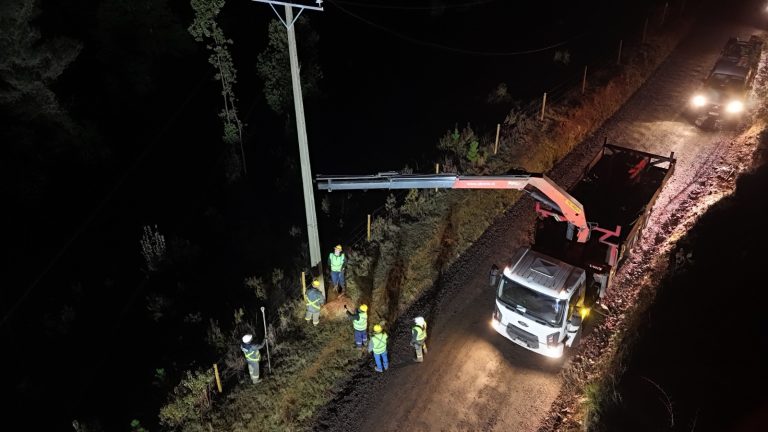 Brigadas de Saesa continúan trabajando en la reposición del servicio eléctrico en sectores rurales