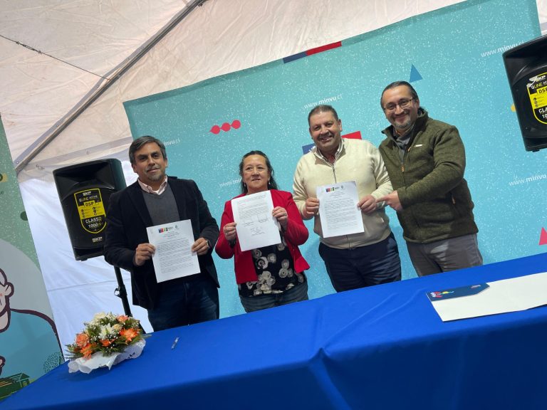 Vecinos y autoridades firman Contrato de Obras para Barrio Caupolicán y Miguel Gaete en La Unión