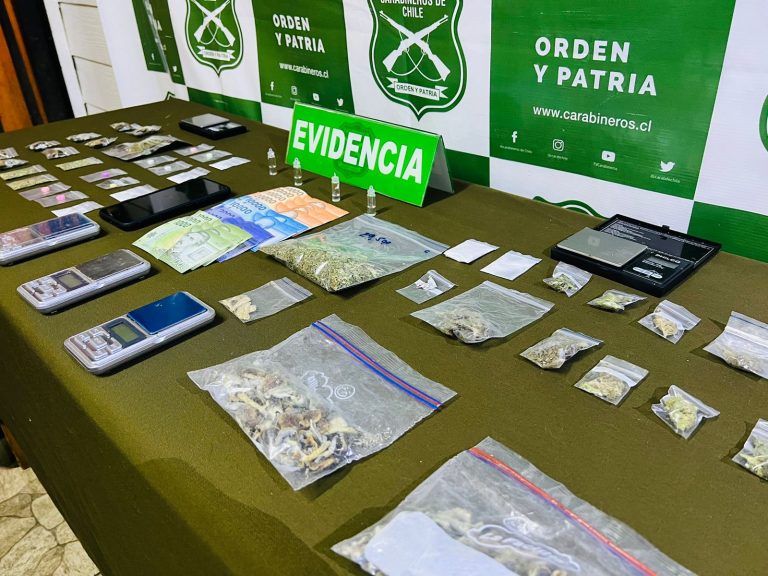 Carabineros de Valdivia detiene a tres adultos por microtráfico de drogas en operativos simultáneos
