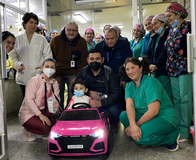 Pacientes pediátricos del HBV llegan en auto y vestidos de superhéroes al Servicio de Pabellón