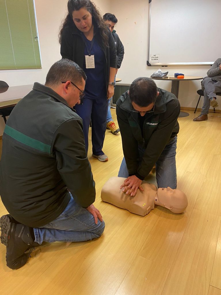 Funcionarios de gendarmería Los Ríos se capacitaron en primeros auxilios