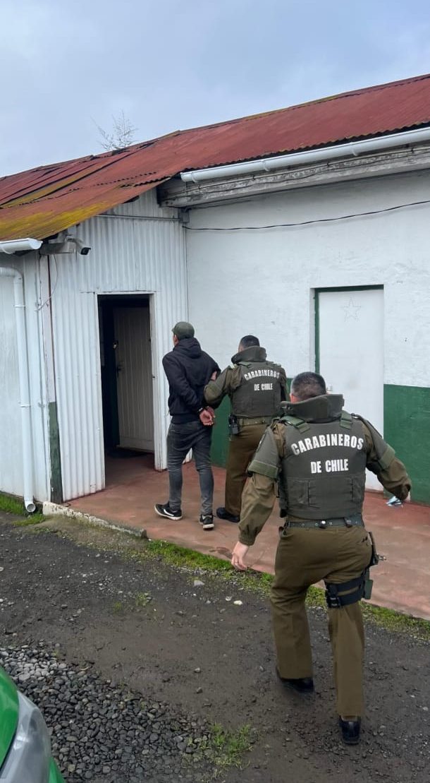 Detención por robo con intimidación y violación del Artículo 50 de la Ley 20.000 en Río Bueno