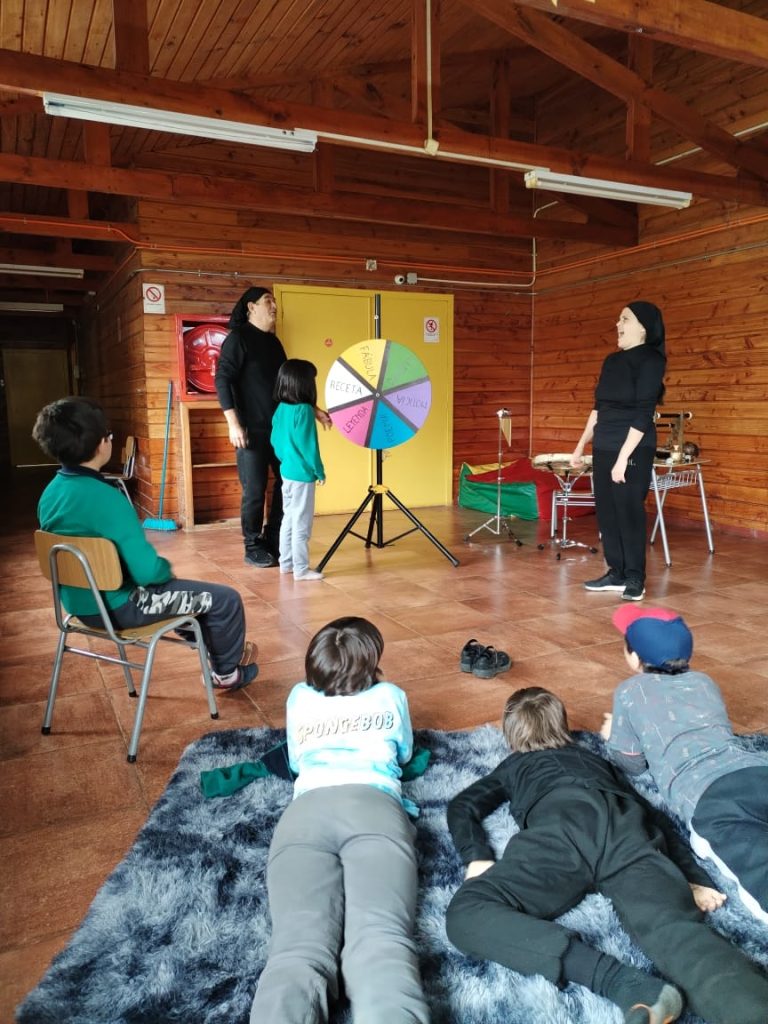 Compañía Cachiporra dio inicio a Ruleta Literaria en escuelas rurales de Paillaco y Los Lagos