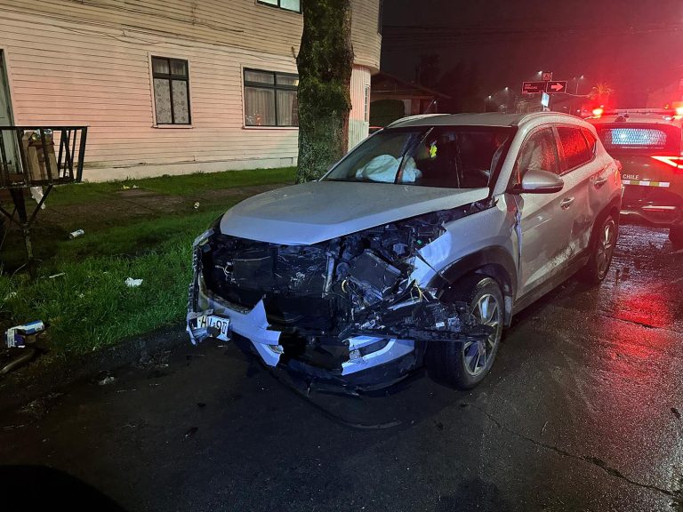 Detenidos tres ocupantes de vehículo robado tras persecución y colisión en Valdivia