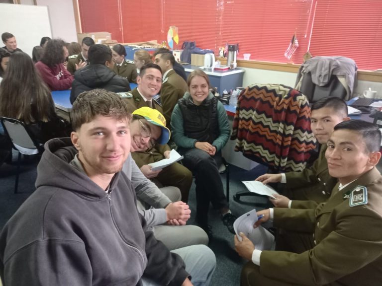 Carabineros alumnos de la Escuela de Formación aprenden inglés con estudiantes extranjeros de la UACh