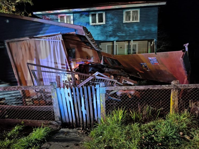 Un fallecido tras accidente vehicular contra vivienda en Puerto Nuevo