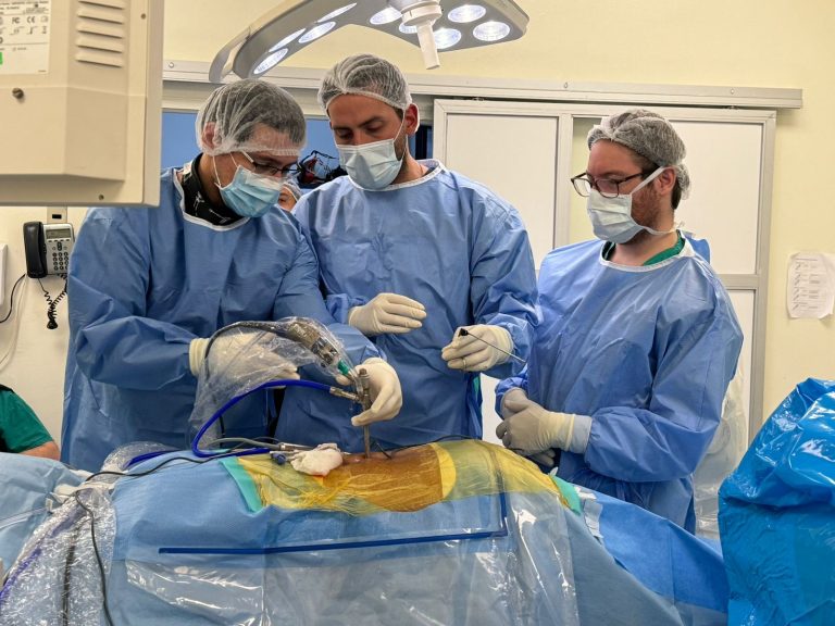 Servicio de Neurocirugía del HBV realiza primera cirugía de hernia de núcleo pulposo lumbar por vía endoscópica