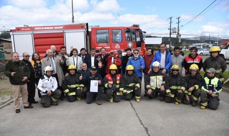 Bomberos de Malalhue celebran adjudicación para terminar reposición de su antiguo cuartel