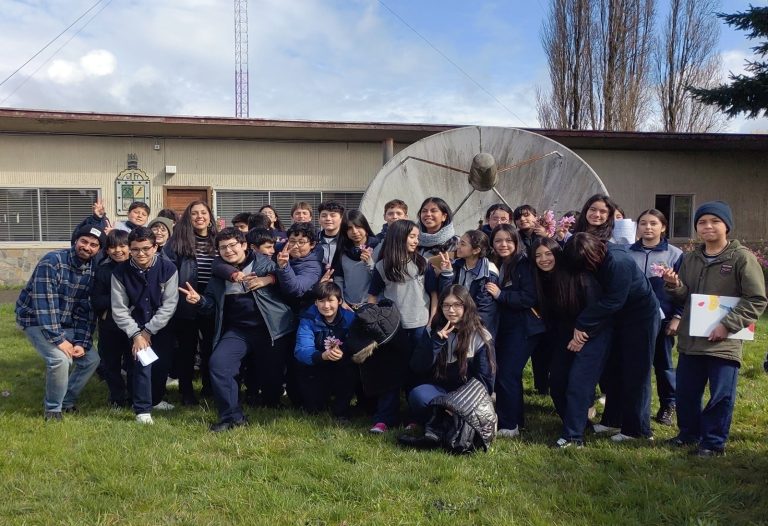 Estudiantes de sexto año del Colegio Alonso de Ercilla graban radioteatros en Radio UACh