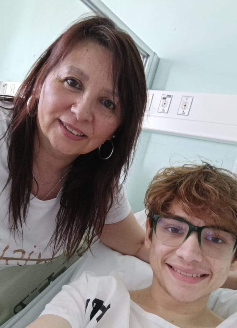Hospital Base Valdivia realiza trasplante renal de donante vivo de una madre a su hijo