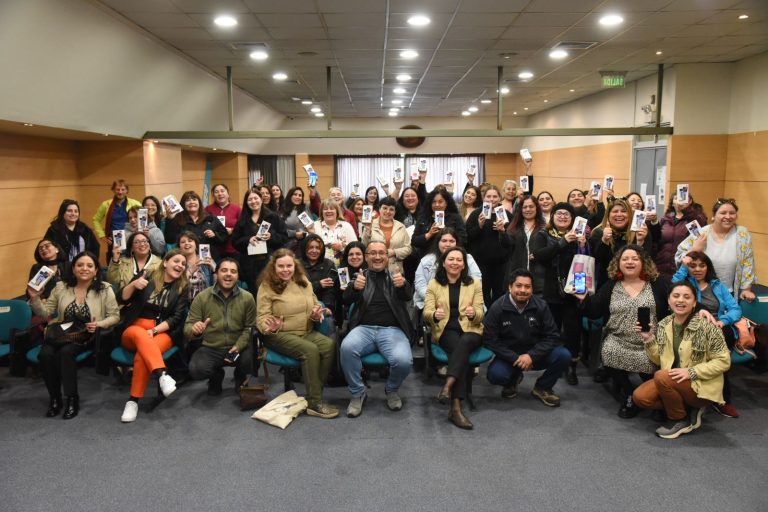 40 valdivianas son parte de iniciativa «Cuidadoras conectadas» y recibieron kits digitales