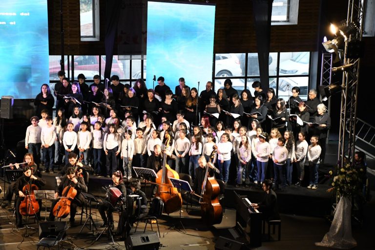 En La Unión doscientos músicos en escena presentaron la cantata “Los Ríos canta: otro viento cantará”