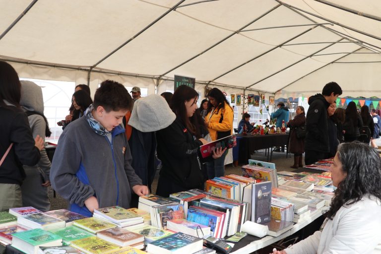 Segunda Feria Escolar del Libro y Lecturas que Florecen se realiza en el Centro Cultural Estación Collilelfu