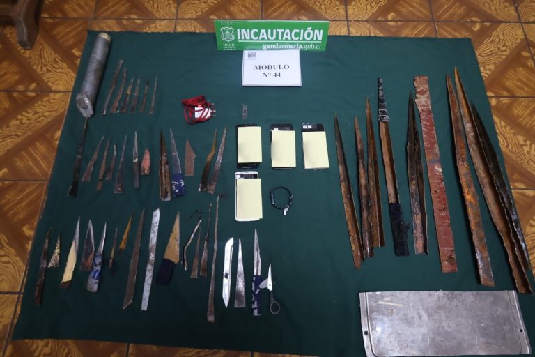 Operativo en complejo penitenciario de Valdivia permitió incautar 60 armas blancas y 15 teléfonos celulares