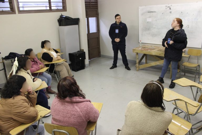 Internas del Complejo Penitenciario Valdivia participaron en charla de Violencia Intrafamiliar