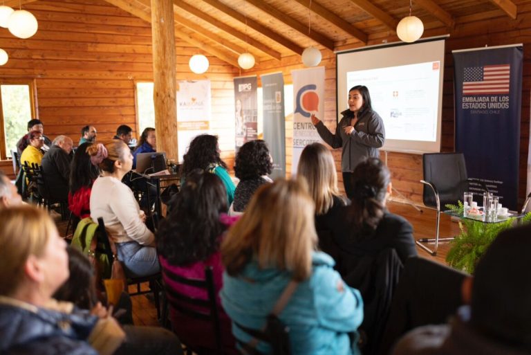 Emprendedores de la provincia del Ranco asisten a charla inspiradora para potenciar sus negocios