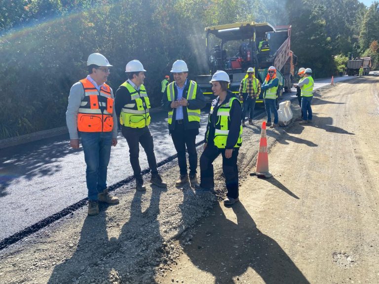Se retomaron faenas de asfaltado en la Ruta Torobayo-Curiñanco y avance de la obra llega a 34%