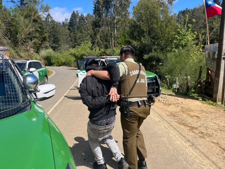 Adulto y adolescente son  detenidos tras  robo de vehículo