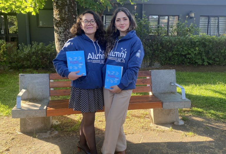 Alumni UACh son editoras del libro Mujeres de la Comunicación en Chile
