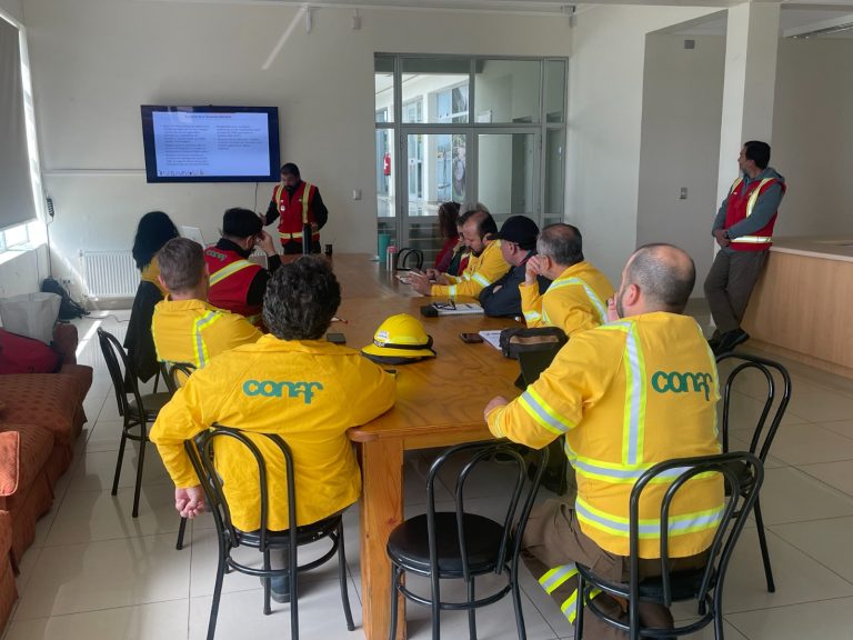 CONAF prepara a equipo regional para período de mayor ocurrencia de incendios forestales