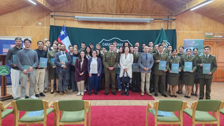 Carabineros alumnos se certifican exitosamente en taller de inglés impartido por la UACh junto a estudiantes internacionales