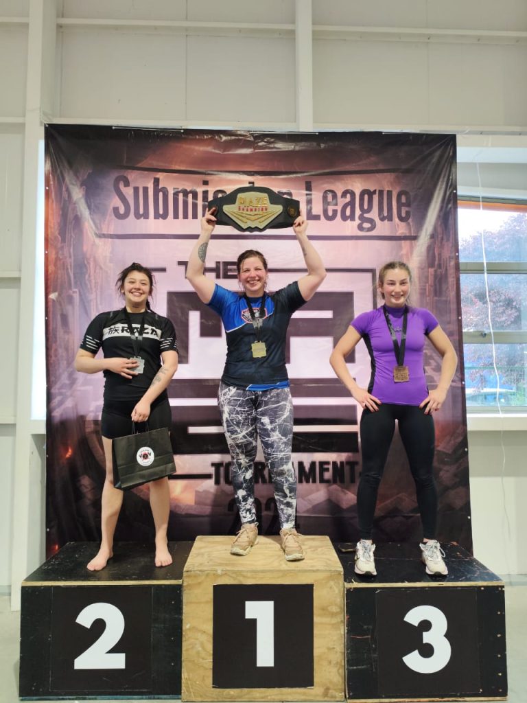 Cecilia Gajardo Bucarey se consagra como campeona absoluta en The Maze Submission League en Temuco
