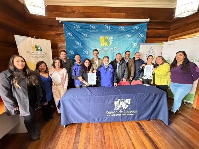 Gore Los Ríos y Suralis firman convenio para ampliar cobertura de agua potable y alcantarillado en la región