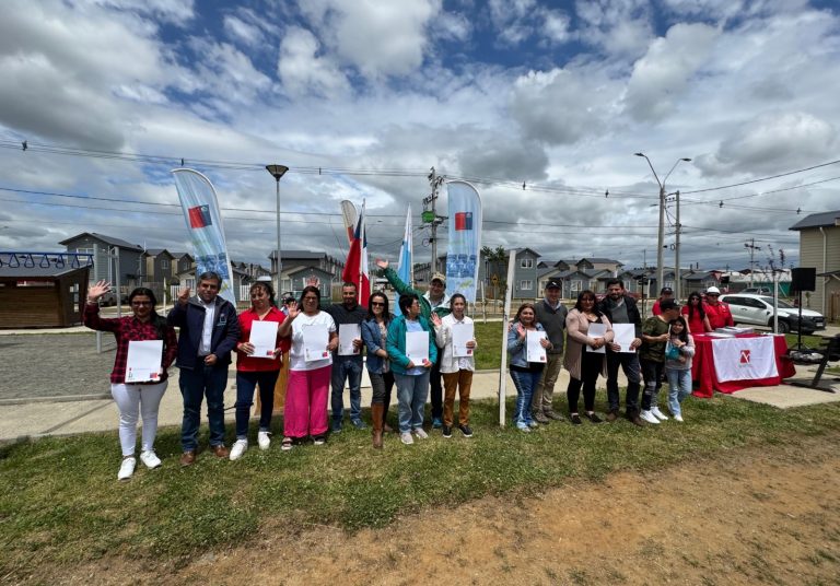 Entregan escrituras a 104 familias de Río Bueno