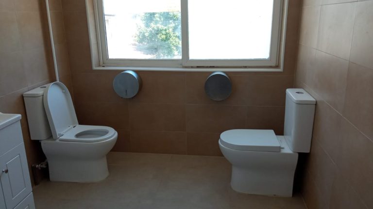 Polémica en La Unión por baños con sanitarios de frente