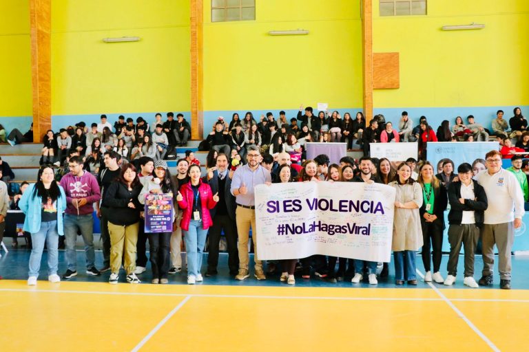 Ministerio de la Mujer presenta campaña #NoLaHagasViral a estudiantes del Liceo Bicentenario Carlos Haverbeck