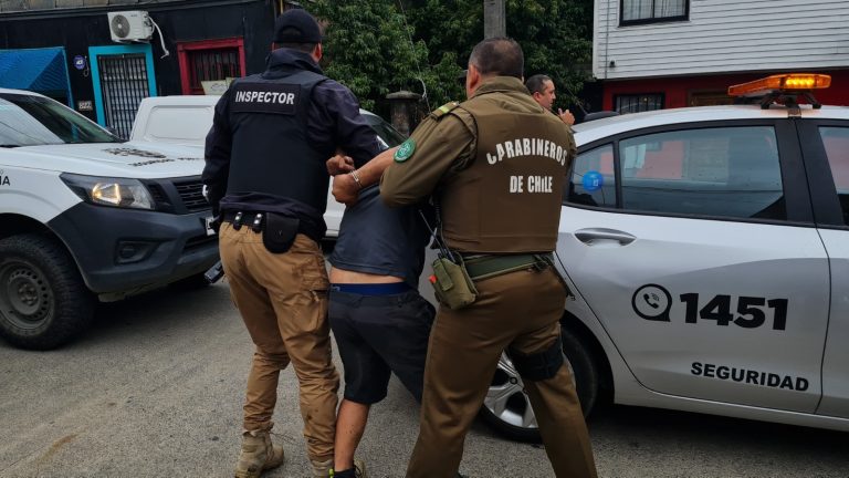 Patrullas mixtas de Valdivia detienen a ladrón tras robo en restaurante de calle Janequeo