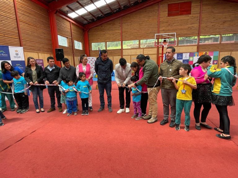 Comunidad y autoridades inauguraron renovado gimnasio escolar de Ilihue