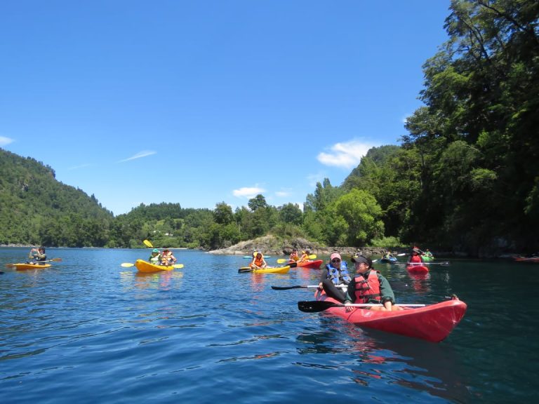Gran participación en navegación en kayak en el Lago Calafquén: Promoviendo la protección ambiental y el respeto cultural
