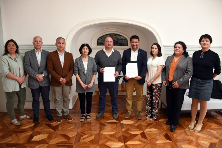 UACh firmó convenio con CFT Los Ríos para continuidad de estudios en Administración Pública