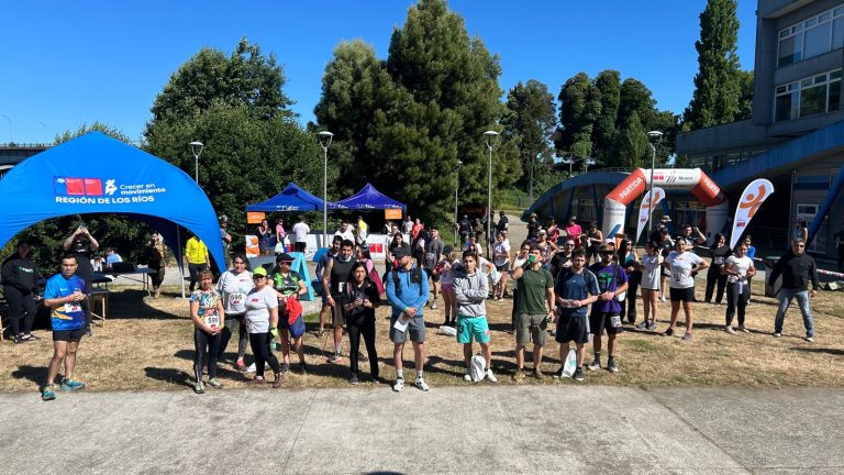 Cien personas desafiaron sus límites en carrera con obstáculos del IND