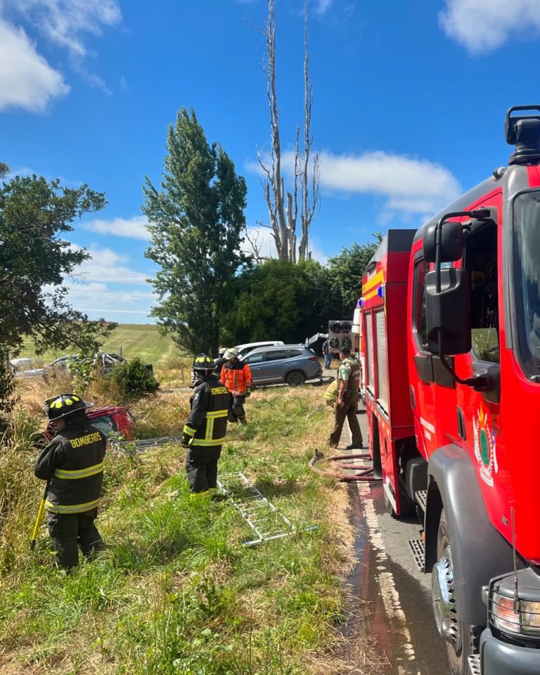 Bomberos de La Unión atienden accidente vehicular en sector La Greda