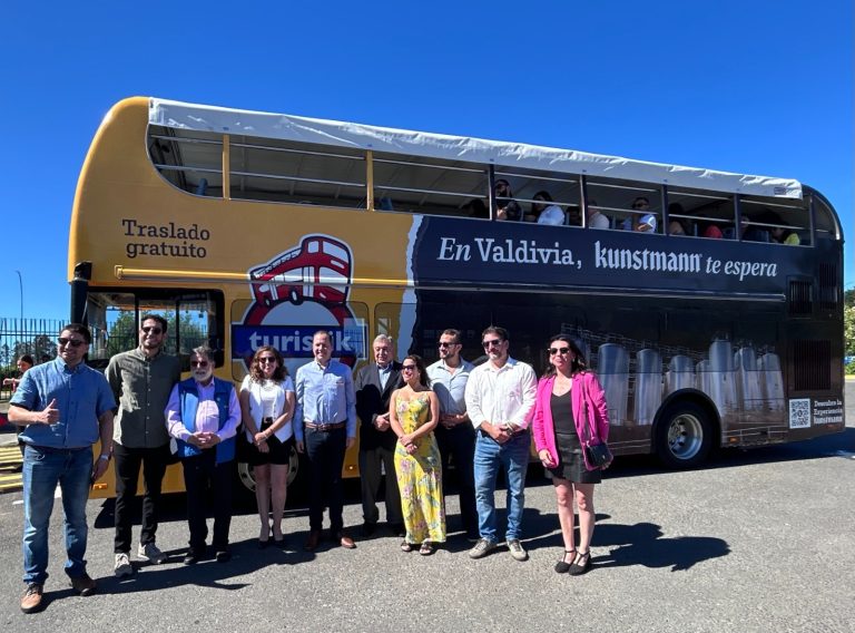 Kunstmann lanza su verano 2025 con bus de dos pisos que recorrerá los principales atractivos de Valdivia